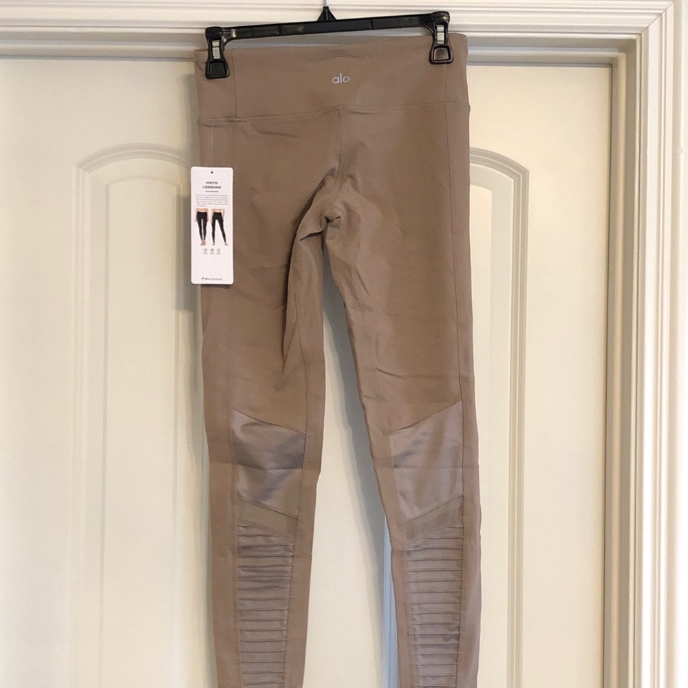 NWT Alo Yoga Moto Legging - Gravel - Small